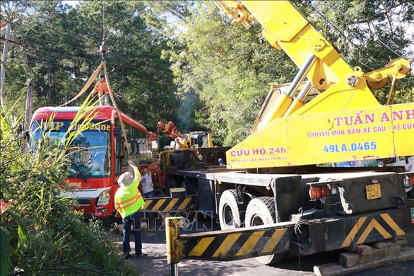 Ôtô chở khách TP.HCM mất phanh, lao xuống vực ở Đà Lạt, 15 người thoát nạn - Ảnh 3. Ôtô chở khách TP.HCM mất phanh, lao xuống vực ở Đà Lạt, 15 người thoát nạn - Ảnh 3.