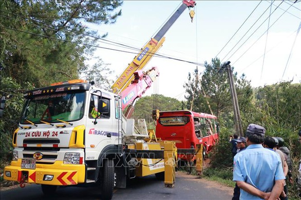 Ôtô chở khách TP.HCM mất phanh, lao xuống vực ở Đà Lạt, 15 người thoát nạn - Ảnh 2. Ôtô chở khách TP.HCM mất phanh, lao xuống vực ở Đà Lạt, 15 người thoát nạn - Ảnh 2.
