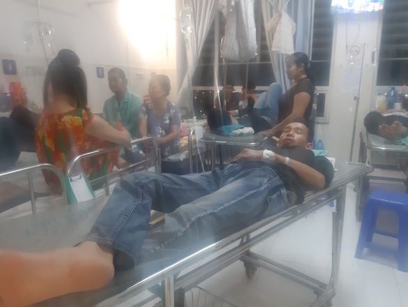 Hơn 50 công nhân cấp cứu nghi bị ngộ độc thực phẩm - Ảnh 2. Hơn 50 công nhân cấp cứu nghi bị ngộ độc thực phẩm - Ảnh 2.