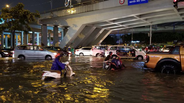 Sở Xây dựng TP.HCM: có ‘siêu máy bơm’ đường Nguyễn Hữu Cảnh giảm ngập - Ảnh 1. Sở Xây dựng TP.HCM: có ‘siêu máy bơm’ đường Nguyễn Hữu Cảnh giảm ngập - Ảnh 1.