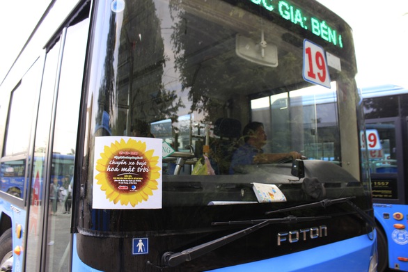 Xe buýt Hoa mặt trời đón bạn đọc dự Ngày hội hoa hướng dương - Ảnh 4. Xe buýt Hoa mặt trời đón bạn đọc dự Ngày hội hoa hướng dương - Ảnh 4.