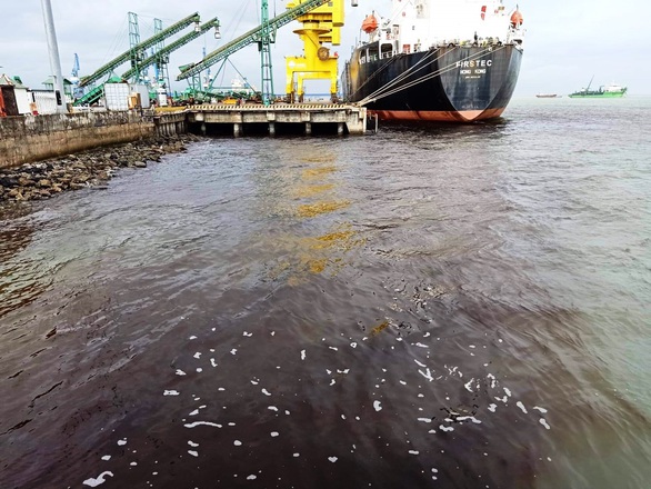 Người dân quay phim tố doanh nghiệp xả nước thải ra biển - Ảnh 3. Người dân quay phim tố doanh nghiệp xả nước thải ra biển - Ảnh 3.