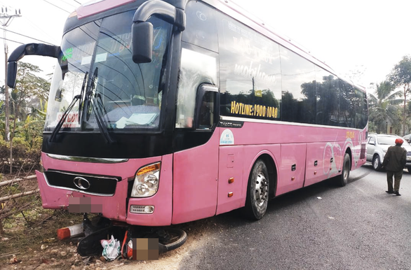 Đi mua quà sinh nhật cho con bị xe tông, chồng chết, vợ nguy kịch - Ảnh 1. Đi mua quà sinh nhật cho con bị xe tông, chồng chết, vợ nguy kịch - Ảnh 1.