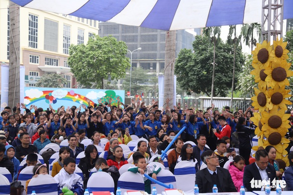 Hoa hướng dương làm ấm sáng mùa đông Hà Nội - Ảnh 5. Hoa hướng dương làm ấm sáng mùa đông Hà Nội - Ảnh 5.