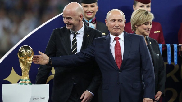 Nhìn lại 20 năm lãnh đạo của ông Putin qua 20 bức ảnh - Ảnh 21. Nhìn lại 20 năm lãnh đạo của ông Putin qua 20 bức ảnh - Ảnh 21.