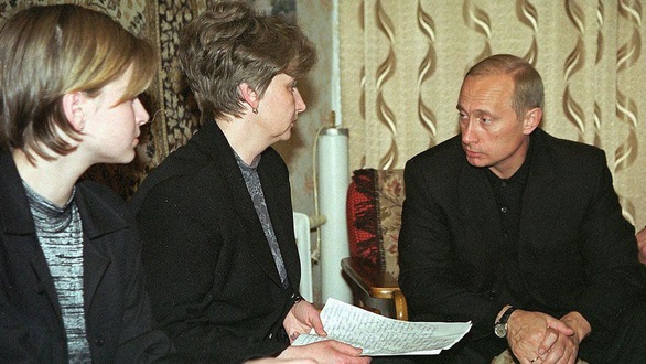 Nhìn lại 20 năm lãnh đạo của ông Putin qua 20 bức ảnh - Ảnh 5. Nhìn lại 20 năm lãnh đạo của ông Putin qua 20 bức ảnh - Ảnh 5.