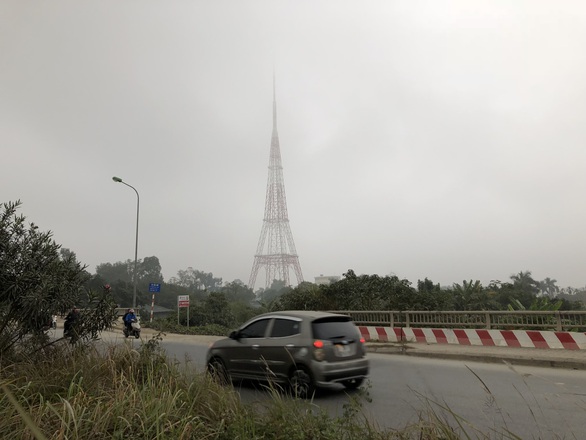 Sáng đầu tuần, trời Hà Nội mịt mờ như... Sa Pa - Ảnh 1. Sáng đầu tuần, trời Hà Nội mịt mờ như... Sa Pa - Ảnh 1.