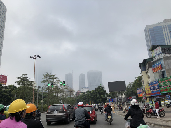 Sáng đầu tuần, trời Hà Nội mịt mờ như... Sa Pa - Ảnh 3. Sáng đầu tuần, trời Hà Nội mịt mờ như... Sa Pa - Ảnh 3.