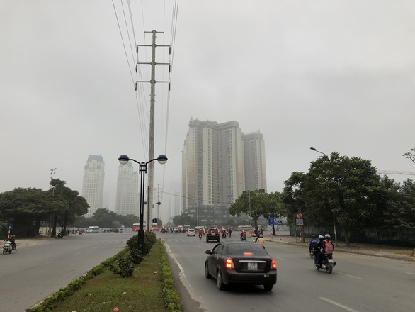 Sáng đầu tuần, trời Hà Nội mịt mờ như... Sa Pa - Ảnh 5. Sáng đầu tuần, trời Hà Nội mịt mờ như... Sa Pa - Ảnh 5.