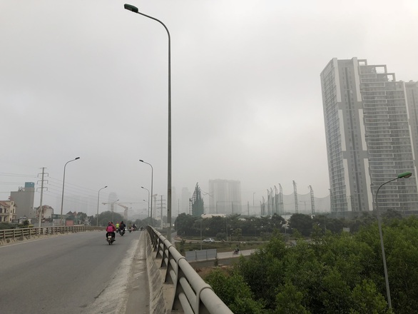 Sáng đầu tuần, trời Hà Nội mịt mờ như... Sa Pa - Ảnh 7. Sáng đầu tuần, trời Hà Nội mịt mờ như... Sa Pa - Ảnh 7.