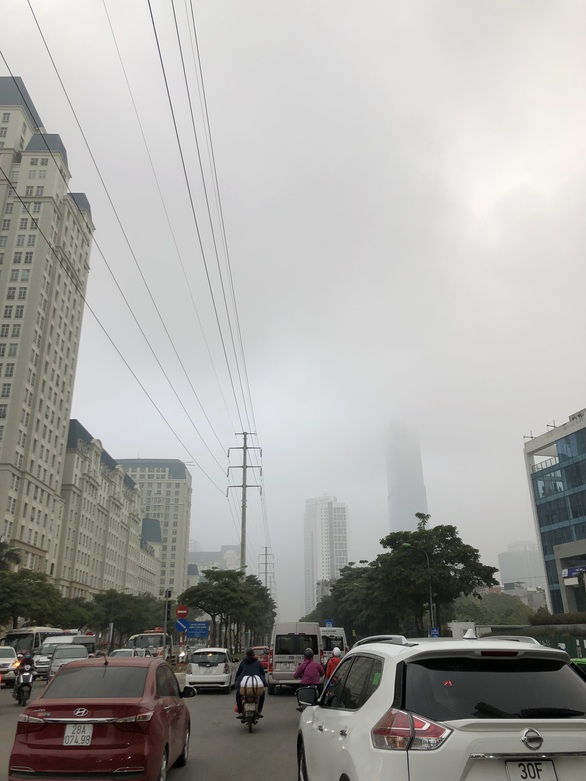 Sáng đầu tuần, trời Hà Nội mịt mờ như... Sa Pa - Ảnh 2. Sáng đầu tuần, trời Hà Nội mịt mờ như... Sa Pa - Ảnh 2.