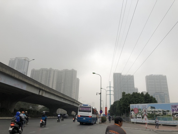 Sáng đầu tuần, trời Hà Nội mịt mờ như... Sa Pa - Ảnh 8. Sáng đầu tuần, trời Hà Nội mịt mờ như... Sa Pa - Ảnh 8.