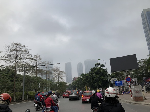 Sáng đầu tuần, trời Hà Nội mịt mờ như... Sa Pa - Ảnh 9. Sáng đầu tuần, trời Hà Nội mịt mờ như... Sa Pa - Ảnh 9.