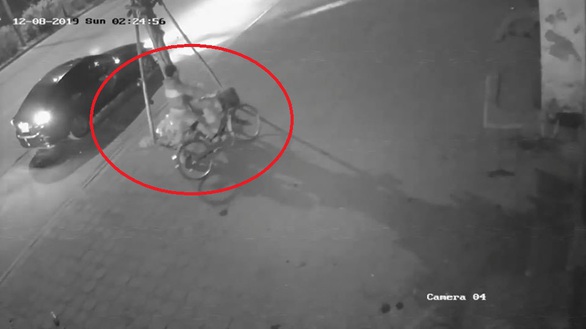 Video tài xế nghi tông cụ bà đi tập thể dục chết rồi xóa hiện trường - Ảnh 2. Video tài xế nghi tông cụ bà đi tập thể dục chết rồi xóa hiện trường - Ảnh 2.