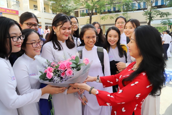 Tôi dạy văn thì bộ trưởng cũng mê - Ảnh 1. Tôi dạy văn thì bộ trưởng cũng mê - Ảnh 1.