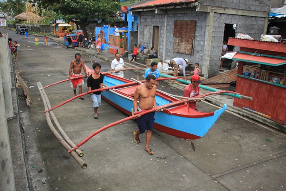 Người Philippines bồng bế chạy siêu bão Kammuri, SEA Games hồi hộp - Ảnh 2. Người Philippines bồng bế chạy siêu bão Kammuri, SEA Games hồi hộp - Ảnh 2.