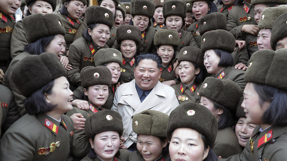 Ông Kim Jong Un gây tranh cãi khi thay đổi phong cách thời trang - Ảnh 6. Ông Kim Jong Un gây tranh cãi khi thay đổi phong cách thời trang - Ảnh 6.