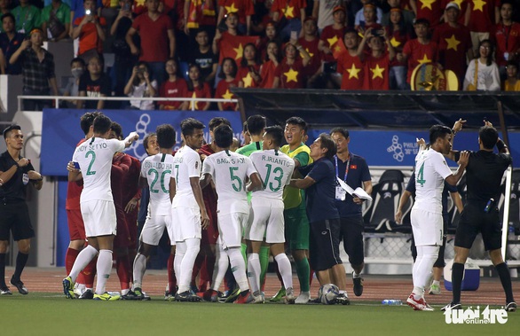 Phút 73, cầu thủ 2 bên lao vào nhau, ông Park kéo áo Tiến Linh lại - Ảnh 5. Phút 73, cầu thủ 2 bên lao vào nhau, ông Park kéo áo Tiến Linh lại - Ảnh 5.