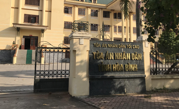 Chánh văn phòng tòa án bị bắt sau 26 năm bị truy nã liên quan vụ trộm dầu - Ảnh 2. Chánh văn phòng tòa án bị bắt sau 26 năm bị truy nã liên quan vụ trộm dầu - Ảnh 2.