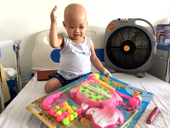 45 bệnh nhi ung thư nhận quà như ước nguyện, chỉ 1 bé không thể nhận - Ảnh 2. 45 bệnh nhi ung thư nhận quà như ước nguyện, chỉ 1 bé không thể nhận - Ảnh 2.