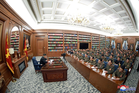 Ông Un họp kín bàn củng cố quân đội Triều Tiên - Ảnh 2. Ông Un họp kín bàn củng cố quân đội Triều Tiên - Ảnh 2.