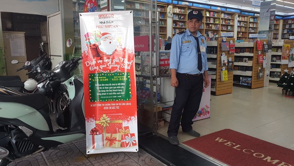 Ông già Noel cưỡi xe máy chạy bở hơi tai, kiếm tiền triệu mỗi ngày - Ảnh 1. Ông già Noel cưỡi xe máy chạy bở hơi tai, kiếm tiền triệu mỗi ngày - Ảnh 1.