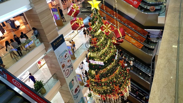 Ông già Noel cưỡi xe máy chạy bở hơi tai, kiếm tiền triệu mỗi ngày - Ảnh 5. Ông già Noel cưỡi xe máy chạy bở hơi tai, kiếm tiền triệu mỗi ngày - Ảnh 5.