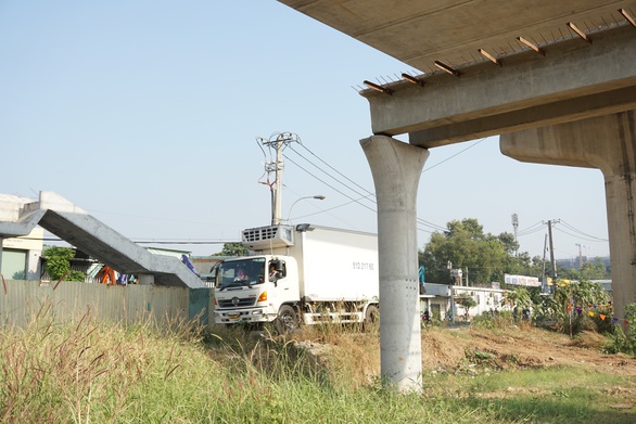 Cầu vượt đi bộ Suối Tiên thấp hơn thiết kế: Thuê tư vấn đánh giá độc lập - Ảnh 1. Cầu vượt đi bộ Suối Tiên thấp hơn thiết kế: Thuê tư vấn đánh giá độc lập - Ảnh 1.