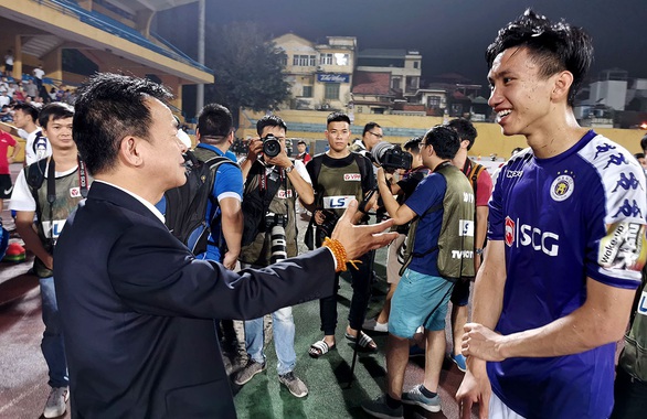 Vì sao bầu Hiển không can thiệp để Văn Hậu về đá VCK U23 châu Á? - Ảnh 1. Vì sao bầu Hiển không can thiệp để Văn Hậu về đá VCK U23 châu Á? - Ảnh 1.