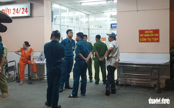 Bệnh nhân cầm súng nhỏ, quá bất ngờ y bác sĩ không thể cản - Ảnh 4. Bệnh nhân cầm súng nhỏ, quá bất ngờ y bác sĩ không thể cản - Ảnh 4.