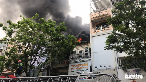 Sân thượng cửa hàng ở quận 10 bốc cháy, hàng chục nhân viên tháo chạy - Ảnh 3. Sân thượng cửa hàng ở quận 10 bốc cháy, hàng chục nhân viên tháo chạy - Ảnh 3.