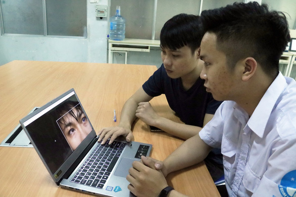 Sinh viên phát triển công nghệ giúp người bệnh giao tiếp bằng mắt - Ảnh 1.