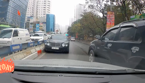 Xe sang Bentley đã đi ngược chiều còn nháy đèn cảnh báo - Ảnh 1. Xe sang Bentley đã đi ngược chiều còn nháy đèn cảnh báo - Ảnh 1.
