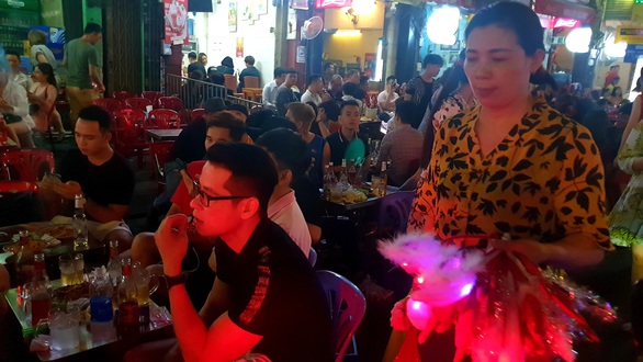 Tiệc đêm Giáng sinh nhà hàng, quán ăn Sài Gòn nườm nượp khách - Ảnh 12. Tiệc đêm Giáng sinh nhà hàng, quán ăn Sài Gòn nườm nượp khách - Ảnh 12.