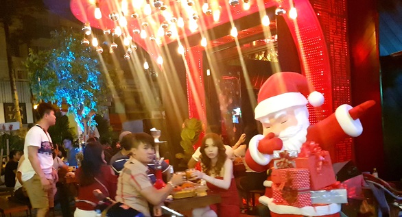 Tiệc đêm Giáng sinh nhà hàng, quán ăn Sài Gòn nườm nượp khách - Ảnh 2. Tiệc đêm Giáng sinh nhà hàng, quán ăn Sài Gòn nườm nượp khách - Ảnh 2.