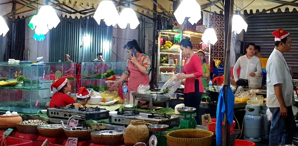 Tiệc đêm Giáng sinh nhà hàng, quán ăn Sài Gòn nườm nượp khách - Ảnh 9. Tiệc đêm Giáng sinh nhà hàng, quán ăn Sài Gòn nườm nượp khách - Ảnh 9.