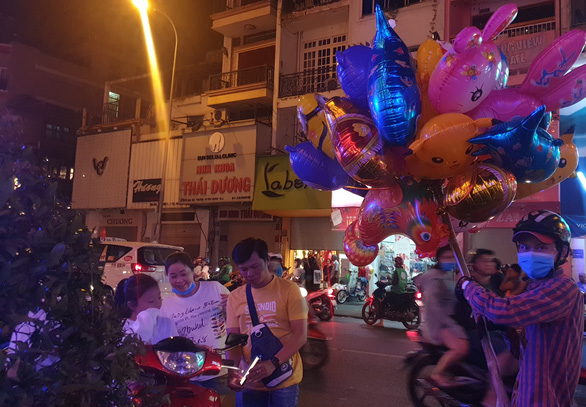 Tiệc đêm Giáng sinh nhà hàng, quán ăn Sài Gòn nườm nượp khách - Ảnh 11. Tiệc đêm Giáng sinh nhà hàng, quán ăn Sài Gòn nườm nượp khách - Ảnh 11.