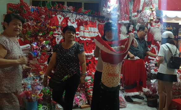 Tiệc đêm Giáng sinh nhà hàng, quán ăn Sài Gòn nườm nượp khách - Ảnh 7. Tiệc đêm Giáng sinh nhà hàng, quán ăn Sài Gòn nườm nượp khách - Ảnh 7.