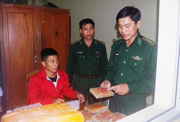 Quảng Nam khen thưởng người dân vụ nhặt 26 bánh ma túy dạt biển - Ảnh 1.