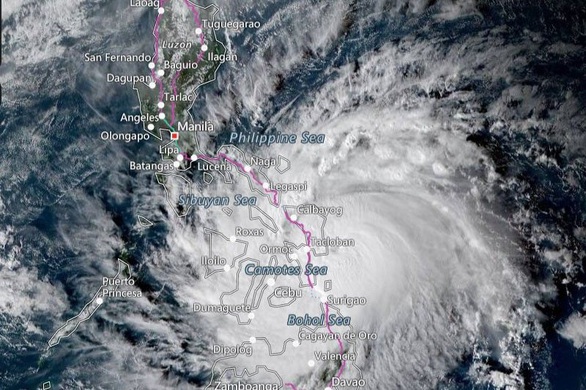 Hàng ngàn người Philippines mất Giáng sinh vì bão đổ bộ - Ảnh 1. Hàng ngàn người Philippines mất Giáng sinh vì bão đổ bộ - Ảnh 1.