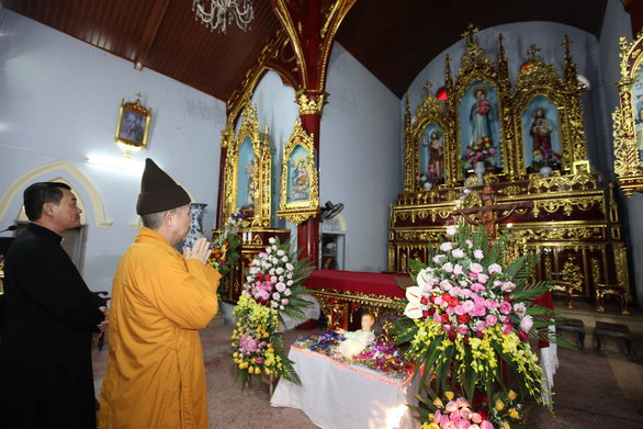 Bóng áo cà sa nơi giáo đường ngày lễ Giáng sinh - Ảnh 2.