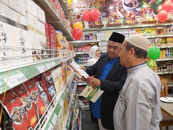 TP.HCM có cửa hàng tiện lợi đầu tiên đạt chuẩn Halal - Ảnh 1. TP.HCM có cửa hàng tiện lợi đầu tiên đạt chuẩn Halal - Ảnh 1.