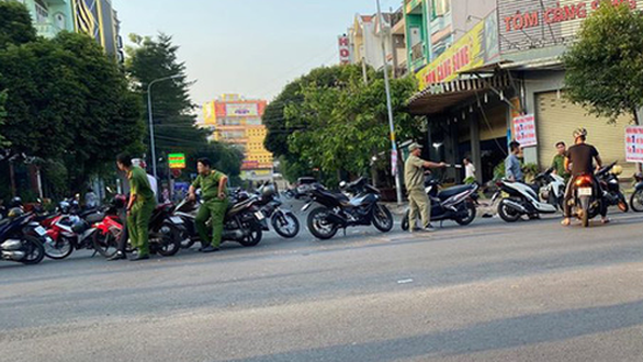 Hai nhóm ẩu đả trong quán nhậu, một người bị chém chết - Ảnh 1. Hai nhóm ẩu đả trong quán nhậu, một người bị chém chết - Ảnh 1.