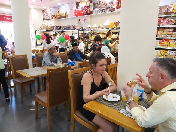 TP.HCM có cửa hàng tiện lợi đầu tiên đạt chuẩn Halal - Ảnh 3. TP.HCM có cửa hàng tiện lợi đầu tiên đạt chuẩn Halal - Ảnh 3.