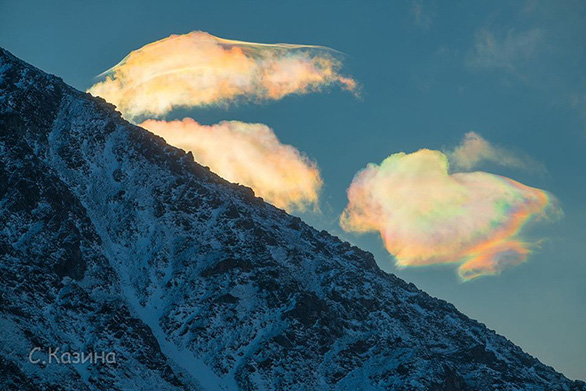 Chiêm ngưỡng mây cầu vồng hiếm thấy trên đỉnh núi cao nhất Siberia - Ảnh 5.