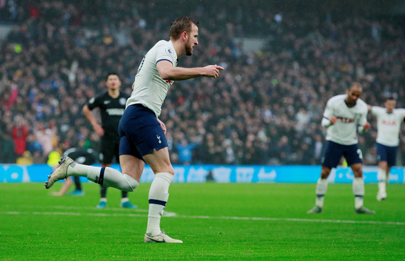 Kane và Alli giúp Tottenham thắng ngược Brighton trong ngày ‘Lễ tặng quà’ - Ảnh 2.