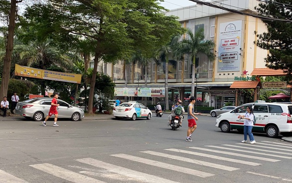 Quang Hải, Đình Trọng, Thành Chung tranh thủ tập gym trước giờ ăn trưa - Ảnh 1. Quang Hải, Đình Trọng, Thành Chung tranh thủ tập gym trước giờ ăn trưa - Ảnh 1.