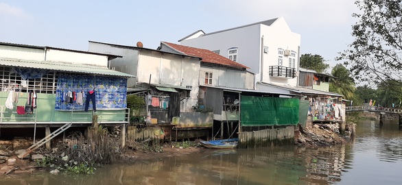 Bí thư kiêm chủ tịch xã xây nhà lầu không phép trên đất công tự nhận ‘cảnh cáo’ - Ảnh 2. Bí thư kiêm chủ tịch xã xây nhà lầu không phép trên đất công tự nhận ‘cảnh cáo’ - Ảnh 2.