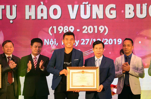 Tay vợt Lý Hoàng Nam nhận bằng khen của Thủ tướng Nguyễn Xuân Phúc - Ảnh 1. Tay vợt Lý Hoàng Nam nhận bằng khen của Thủ tướng Nguyễn Xuân Phúc - Ảnh 1.