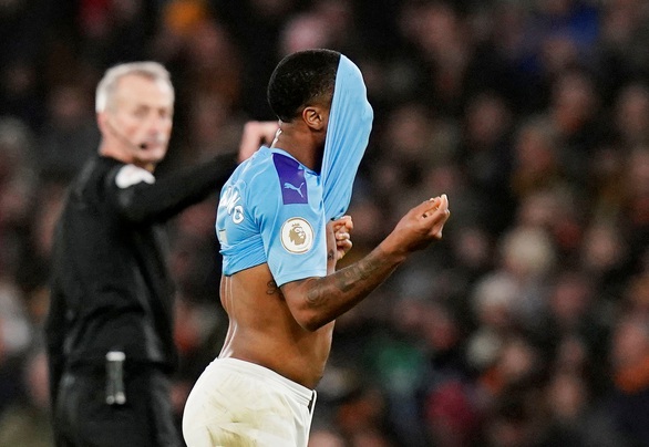Thua Wolverhampton theo kịch bản không tưởng, Man City tung cờ trắng - Ảnh 1. Thua Wolverhampton theo kịch bản không tưởng, Man City tung cờ trắng - Ảnh 1.